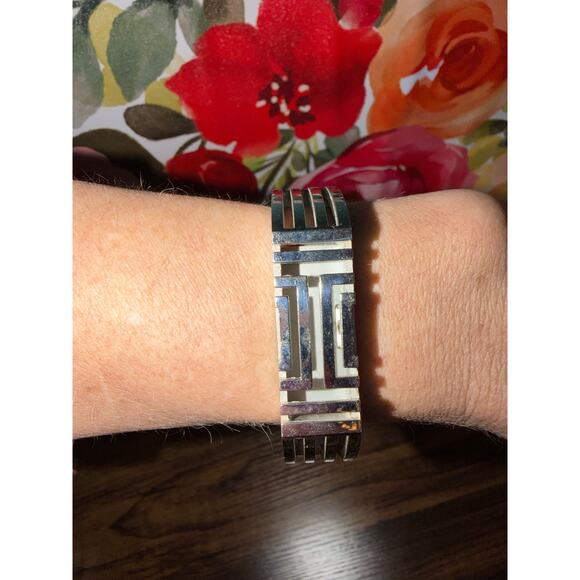 Tory Burch Silver Hinged Cuff Bracelet Logo Cutout Bangle - Picture 4 of 8